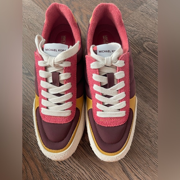 Gorgeous comfy MK sneaker, size 7. NWT - Picture 5 of 10